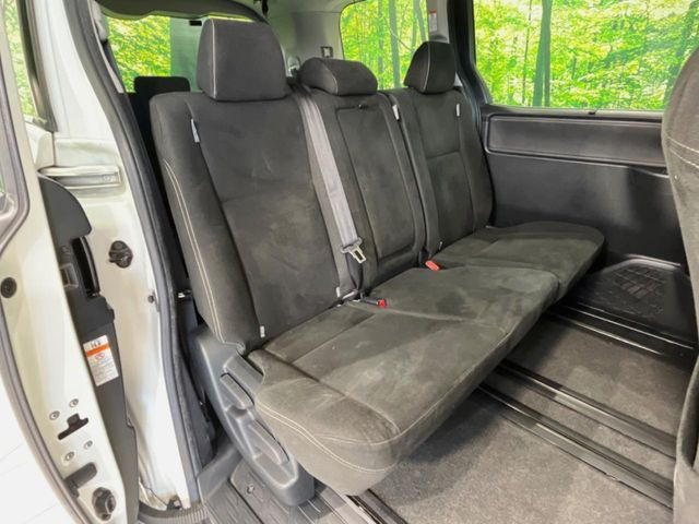 後部座席も気になるようなキズ・汚れやへたり等、大きなダメージはなく、良好な状態です。