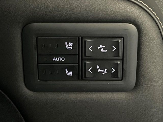 【シートベンチレーション】夏場は涼しい風でお尻や背中の熱やムレを防ぎ、冬はエアコンよりも早く温まってポカポカに!季節を問わず快適に過ごせます。