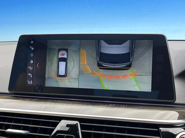 ���p�m���~�b�N�r���[���j�^�[:��p�̃J�����ɂ��A�ォ�猩���낵���悤�Ȏ��_��360�x�N���}�̎��͂��m�F���邱�Ƃ��ł��܂������p�������m�F���₷���A�����ꏊ�ł̐؂�Ԃ��⒓�Ԃ��X���[�Y�ɍs���܂��B