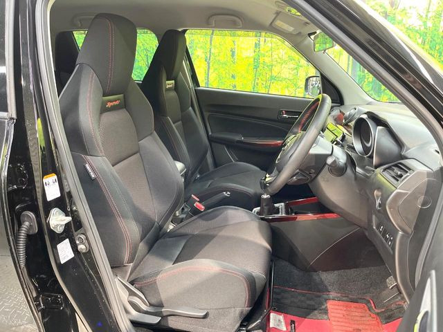 運転席シート廻りは使用感も少なく、良好な状態となっています。前オーナー様が丁寧に使っていたことがよくわかりますね。