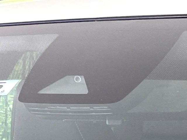 【トヨタセーフティセンス】走行中に前方の車両等を認識し、衝突しそうな時は警報とブレーキで衝突回避と被害軽減をアシスト。より安全にドライブをお楽しみいただけます。