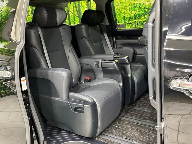 【合皮レザーシート】汚れのふき取りが容易でメンテナンスもが簡単な、機能性に優れる合成皮革を採用した上質なシートです。座り心地もよく、高級感あふれる心地良い車内空間を演出してくれます。