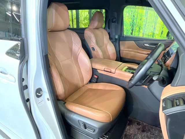 運転席シート廻りは使用感も少なく、良好な状態となっています。前オーナー様が丁寧に使っていたことがよくわかりますね。