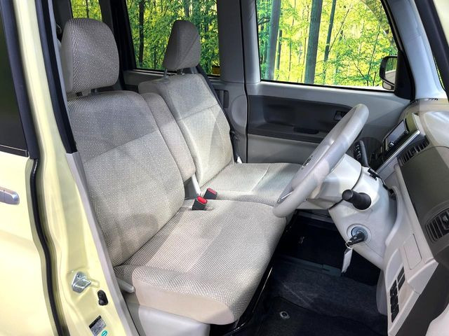 運転席まわりには十分なスペースがあり、大柄な方でもゆったり運転していただける環境です。