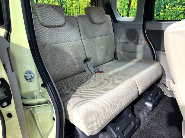 広々とした2列目シートは居住性が高く、居心地も快適!友達や家族とのお出かけにぴったりです。ベビーシートやチャイルドシート使用時も快適にお過ごしいただける十分な空間を確保しています。