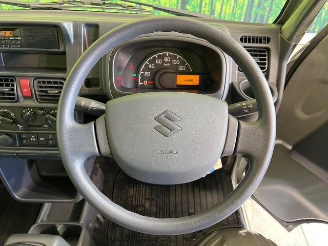 �C���e���A�ɍ��킹���f�U�C���̃X�e�A�����O�́A�^�]�������̂��Ƃ��l���A�^�]���₷���`��A�傫���ł��B�����x�A���ۂɐG���Ă��m���߂��������B