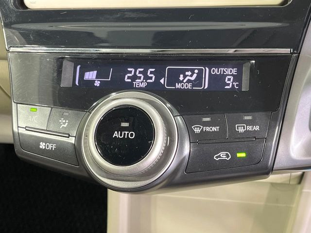 【オートエアコン】一度お好みの温度に設定すれば、車内の温度を検知し風量や温度を自動で調整。暑い&hellip;寒い&hellip;と何度もスイッチ操作をする必要はありません。快適な車内空間には必須の機能ですね♪