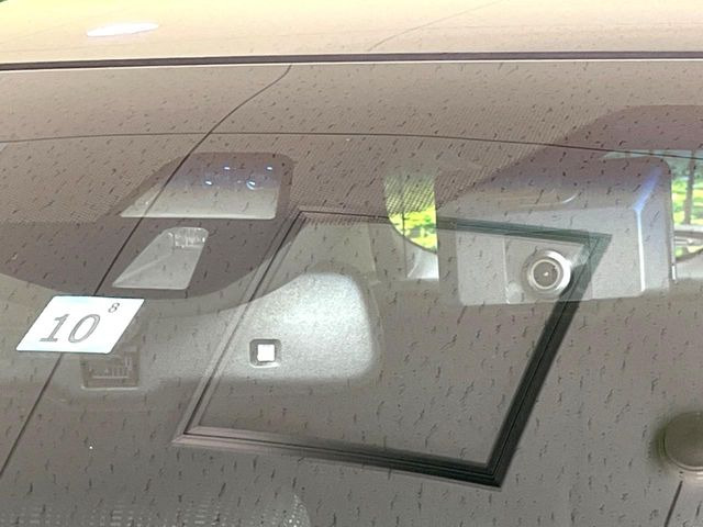 【ホンダセンシング】走行中に前方の車両等を認識し、衝突しそうな時は警報とブレーキで衝突回避と被害軽減をアシスト。より安全にドライブをお楽しみいただけます。