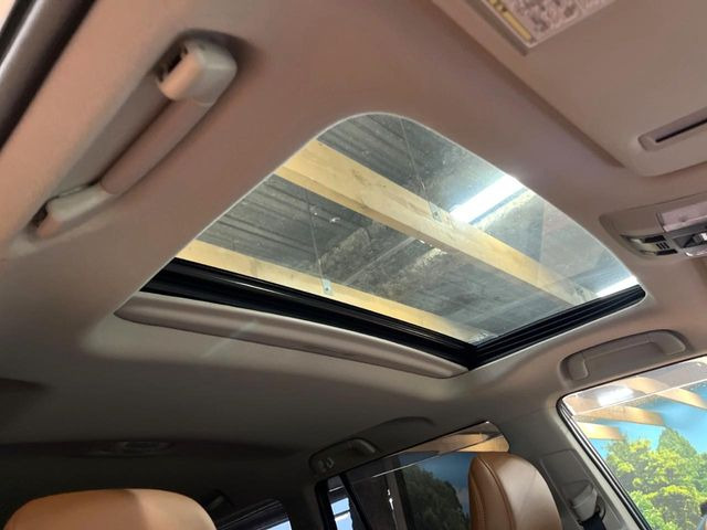 【サンルーフ】開放感たっぷりの希少装備、サンルーフが装着されています!車内に明かりを取り入れたり景色を楽しむ以外にも、車内の空気も簡単に換気できて快適です!