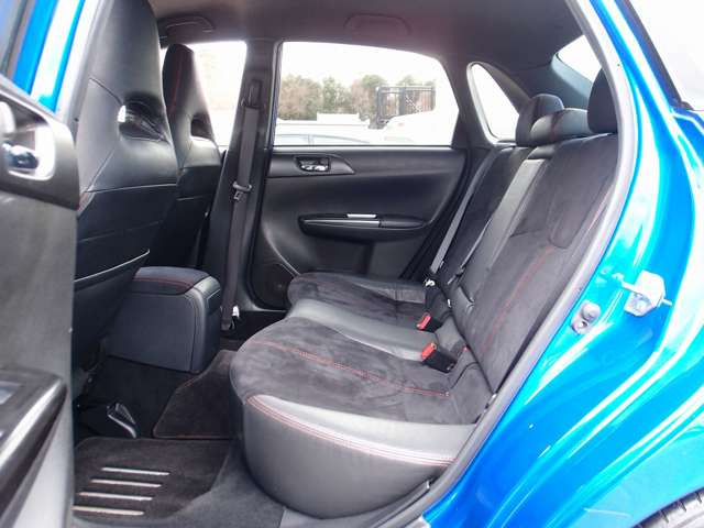 インプレッサWRXSTI 6MTモデルの入庫!人気のWRブルーマイカ外装色となり、走行99,831km時タイミングベルト交換済。ストラーダHDD地デジナビに過去分解整備記録簿も10枚残っております