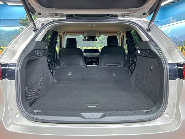 積み下ろしのしやすいデッキにはたっぷりと荷物を積み込んでいただけます。遊びから仕事まで、様々なシーンで頼れます♪