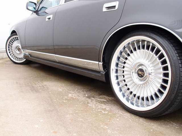 �l�C�̃W�����N�V�����v���f���[�X���t���G�A���𑕔������J�X�^���Z���`�����[�̓���!���z���f����WORK��EMITZ19AW�𑕒����A�T�X�R���A�}�t���[�A���LED�e�[���ȂǑ����̍��z�p�[�c�𑕔�