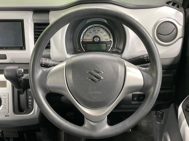 �C���e���A�ɍ��킹���f�U�C���̃X�e�A�����O�́A�^�]�������̂��Ƃ��l���A�^�]���₷���`��A�傫���ł��B�����x�A���ۂɐG���Ă��m���߂��������B