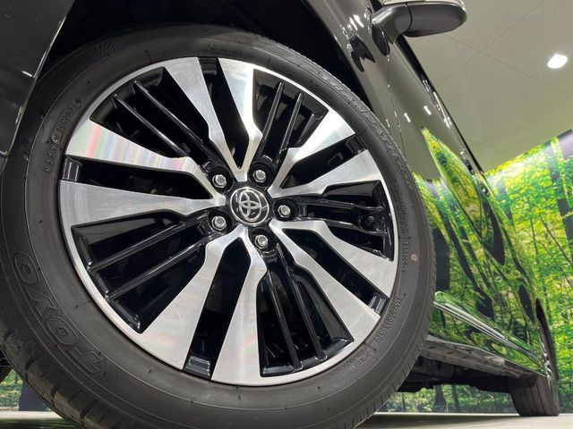 【純正18インチアルミホイール】外観にマッチした純正アルミホイールを装着しております。各種社外アルミホイールや、スタッドレスタイヤも取扱いしております。是非ご相談ください♪