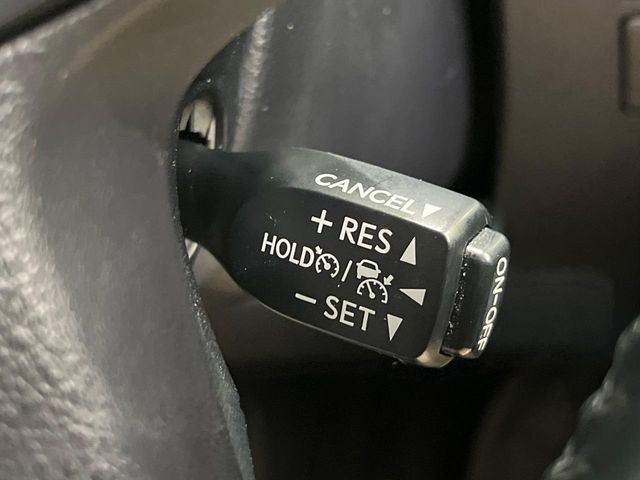 【レーダークルーズコントロール】高速道路での長距離走行が楽に!!自動で速度を保つクルーズコントロールが、衝突軽減システムと連携し、前方の車両を感知して車間を保つように速度調節してくれます!!