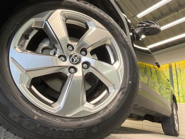 【純正18インチアルミホイール】外観にマッチした純正アルミホイールを装着しております。各種社外アルミホイールや、スタッドレスタイヤも取扱いしております。是非ご相談ください♪