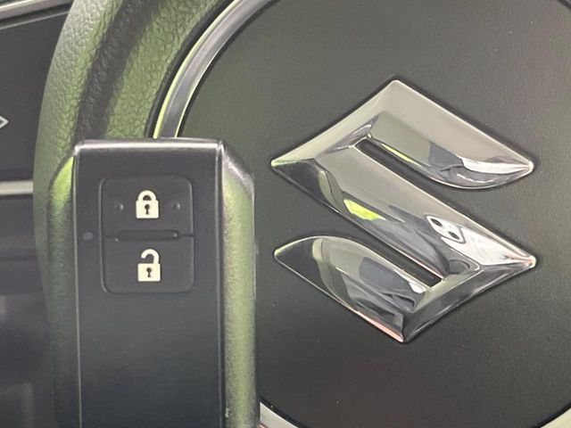 【キーレススタートシステム】カバンやポケットに入れたままでもドアの施錠・解錠が可能なスマートキーを装備。エンジンのオン・オフ時もカギを取り出す必要が無いからとっても便利です♪
