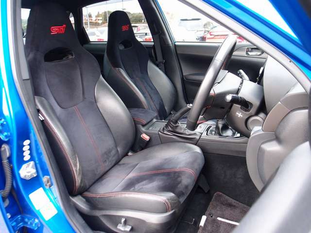 運転席は電動にて調整可能なパワーシートにSTIハーフレザーシート装備。切れや目立つような使用感も御座いません。ご希望に応じてBRIDE製やRECARO製などの人気スポーツシートも交換可能です