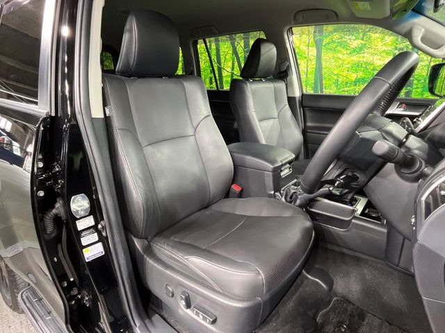 【黒革シート】上質な本革を使用し、高級感あふれる黒革シート。常に体に触れる部分だから、座り心地の良さにはこだわりたいですね♪汚れの付着や劣化を抑制する内装コーティング施工もおススメですよ♪