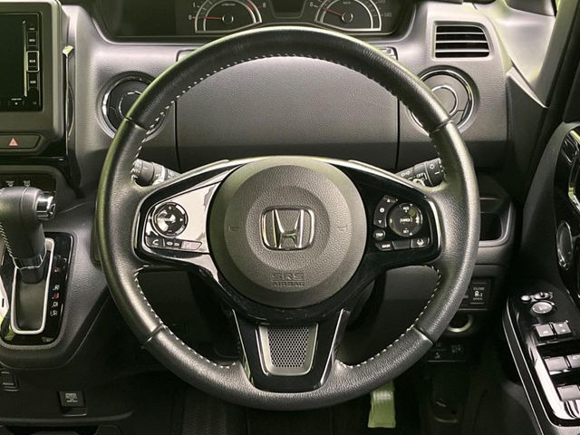 �C���e���A�ɍ��킹���f�U�C���̃X�e�A�����O�́A�^�]�������̂��Ƃ��l���A�^�]���₷���`��A�傫���ł��B�����x�A���ۂɐG���Ă��m���߂��������B