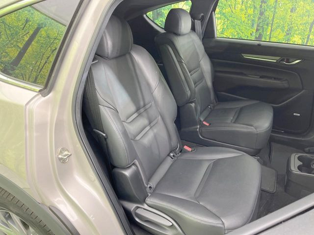 後部座席も気になるようなキズ・汚れやへたり等、大きなダメージはなく、良好な状態です。