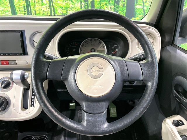 �C���e���A�ɍ��킹���f�U�C���̃X�e�A�����O�́A�^�]�������̂��Ƃ��l���A�^�]���₷���`��A�傫���ł��B�����x�A���ۂɐG���Ă��m���߂��������B