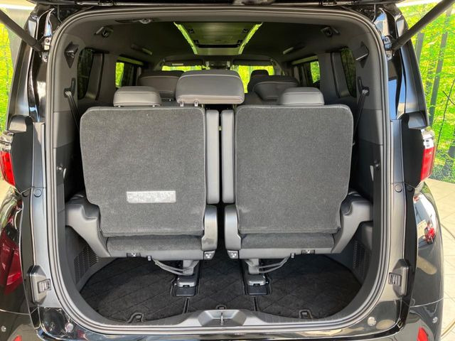 ラゲッジルームは、大容量のスペースを確保。普段のお買い物からレジャーまで、幅広く活躍してくれます!また、リアシートを倒すことでバリエーション豊かにお使いいただけます。