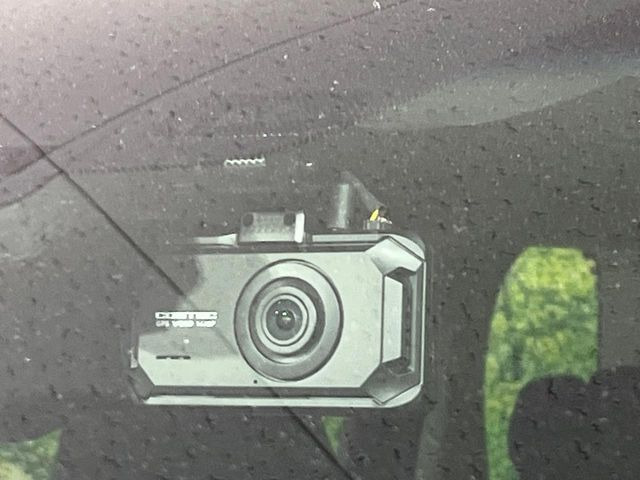 【ドライブレコーダー】安心・安全なカーライフに必須のドライブレコーダーを装備!走行中はもちろん、あおり運転や事故に遭遇した際の状況も映像で記録し、万一のリスクに備えます。