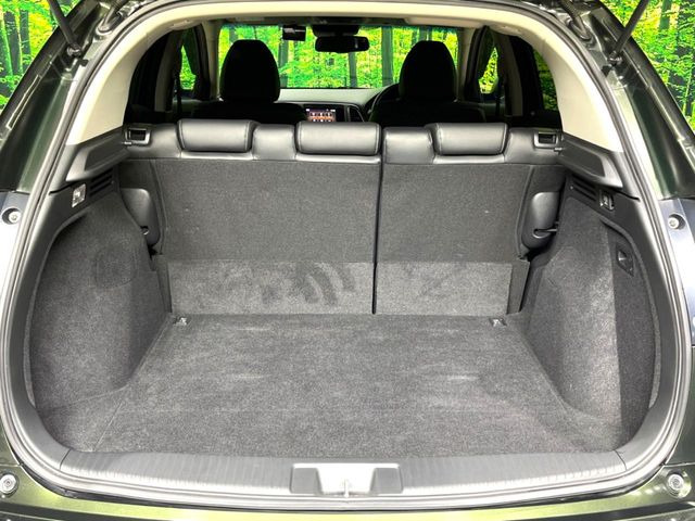 普段のお買い物や通勤、送迎等に十分な荷室スペースを確保しております。セカンドシートを倒すと、大きな荷物の積載も可能です♪