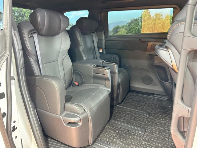 後部座席も気になるようなキズ・汚れやへたり等、大きなダメージはなく、良好な状態です。