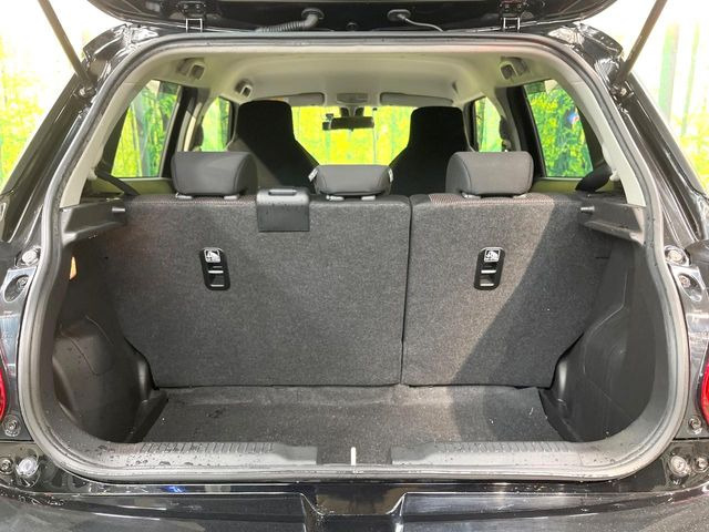 普段のお買い物や通勤、送迎等に十分な荷室スペースを確保しております。セカンドシートを倒すと、大きな荷物の積載も可能です♪