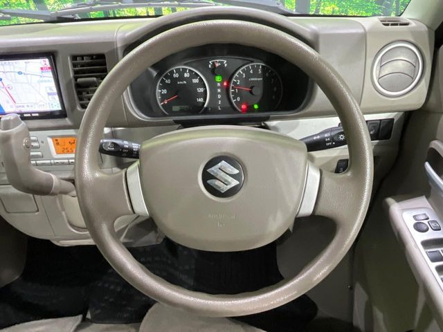 �C���e���A�ɍ��킹���f�U�C���̃X�e�A�����O�́A�^�]�������̂��Ƃ��l���A�^�]���₷���`��A�傫���ł��B�����x�A���ۂɐG���Ă��m���߂��������B