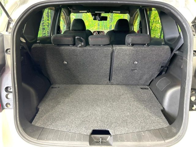 ���i�̂���������ʋ΁A���}���ɏ\���ȉ׎��X�y�[�X���m�ۂ��Ă���܂��B�Z�J���h�V�[�g��|���ƁA�傫�ȉו��̐ύڂ��\�ł���