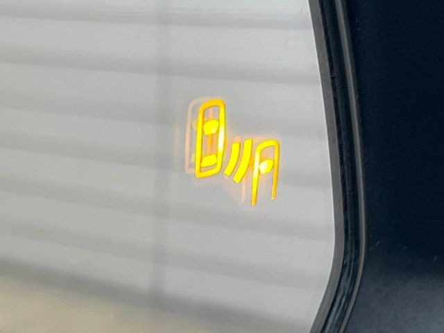 【ブラインドスポットモニター】走行中、ドアミラーの死角になりやすい箇所に後続車が接近するとサイドミラーのレンズに警告を表示!ドライバーに注意喚起をしてくれます。