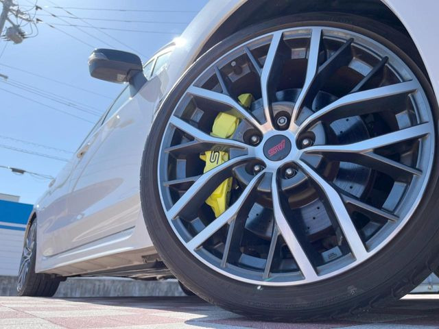 �y����19�C���`�A���~�z�C�[���z�O�ςɃ}�b�`���������A���~�z�C�[���𑕒����Ă���܂��B�e��ЊO�A���~�z�C�[����A�X�^�b�h���X�^�C�����戵�����Ă���܂��B���񂲑��k����������