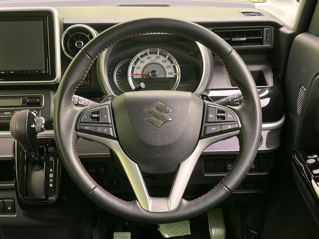 �C���e���A�ɍ��킹���f�U�C���̃X�e�A�����O�́A�^�]�������̂��Ƃ��l���A�^�]���₷���`��A�傫���ł��B�����x�A���ۂɐG���Ă��m���߂��������B