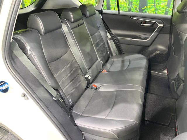 後部座席も気になるようなキズ・汚れやへたり等、大きなダメージはなく、良好な状態です。