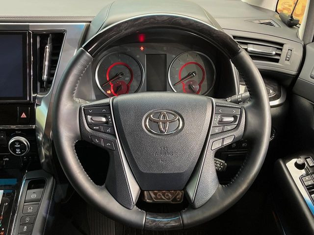 【ウッドコンビステアリング】高級感ある木目調パーツを採用した手に良く馴染むコンビハンドル。運転席廻りの雰囲気も一気に豪華になります!