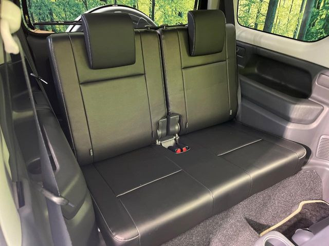後部座席も気になるようなキズ・汚れやへたり等、大きなダメージはなく、良好な状態です。