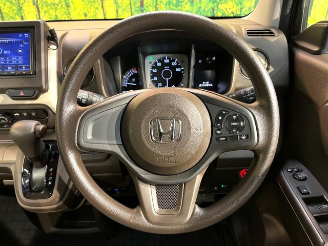 �C���e���A�ɍ��킹���f�U�C���̃X�e�A�����O�́A�^�]�������̂��Ƃ��l���A�^�]���₷���`��A�傫���ł��B�����x�A���ۂɐG���Ă��m���߂��������B