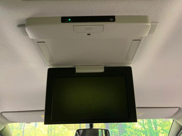 【フリップダウンモニター】大画面モニターで後席でもエンタメをお楽しみいただけます。小さなお子様にも大人気の装備です♪