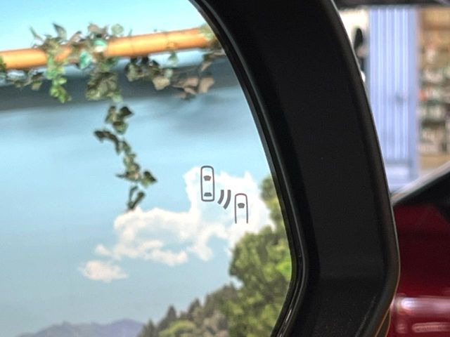 【ブラインドスポットモニター】走行中、ドアミラーの死角になりやすい箇所に後続車が接近するとサイドミラーのレンズに警告を表示!ドライバーに注意喚起をしてくれます。