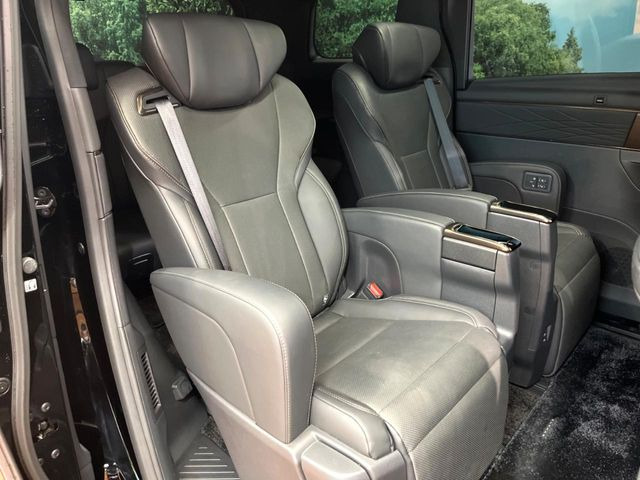 後部座席も気になるようなキズ・汚れやへたり等、大きなダメージはなく、良好な状態です。