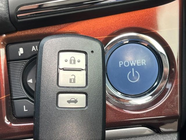 �y�X�}�[�g�L�[�z�J�o����|�P�b�g�ɓ��ꂽ�܂܂ł��h�A�̎{���E�������\�ȃX�}�[�g�L�[�𑕔��B�G���W���̃I���E�I�t�����J�M�����o���K�v����������Ƃ��Ă��֗��ł���