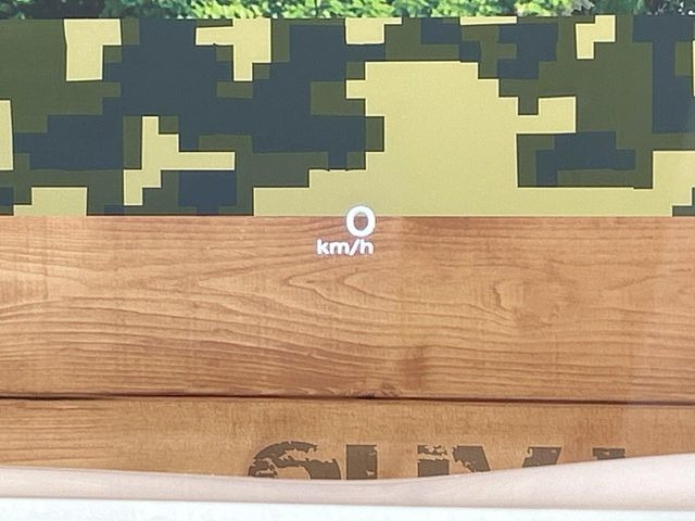 【カラーヘッドアップディスプレイ】現在の速度や走行情報をデジタル表示で運転席前方のガラスに投影!カラー付きで視認性も高く、運転中目線をずらさず必要な情報を確認できるのでとっても便利で安心!