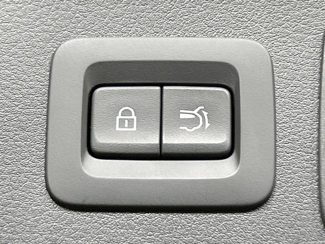 【パワーバックドア】スマートキーや運転席のボタンを押すだけでリアゲートが自動で開閉します!荷物を持っている時や、高い位置にあるバックドアを閉める際に便利な機能です♪