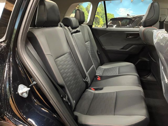 後部座席も気になるようなキズ・汚れやへたり等、大きなダメージはなく、良好な状態です。