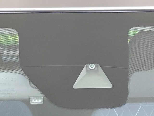 【三菱e-Assist】走行中に前方の車両等を認識し、衝突しそうな時は警報とブレーキで衝突回避と被害軽減をアシスト。より安全にドライブをお楽しみいただけます。