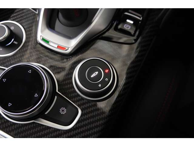 ALFA�A�N�e�B�u�T�X�y���V�������ځB�I�����ꂽ���[�h�ɉ����āA�T�X�y���V�����̌����͂��œK������邱�ƂŁA�r�q���_�C�i�~�b�N�ȃh���C�o�r���e�B�������������ɁA���K�ȏ��S�n���������܂��B