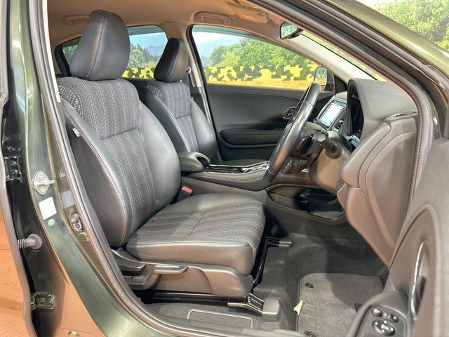 【ハーフレザーシート】高級感と座り心地を両立した人気のシート♪背面・座面のファブリック素材は、通気性の良さや滑りにくさに優れています。気温や服装に左右されず快適にお乗りいただけます。